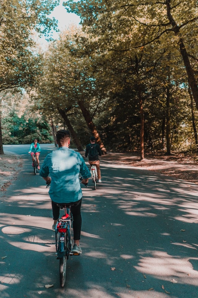 Nordholland lässt sich hervorragend mit dem Fahrrad erkunden, ob du nun in die Natur willst oder durch Amsterdam radelst